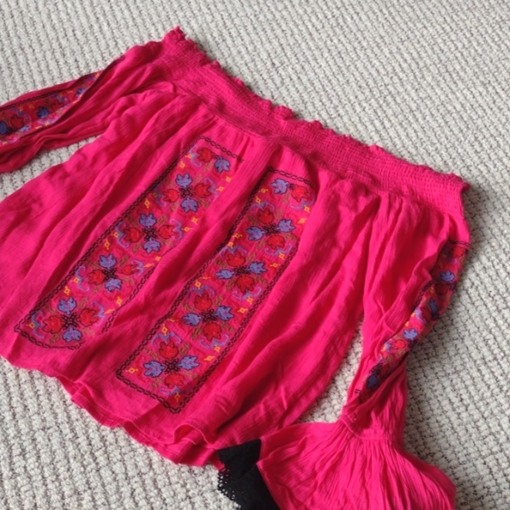 Adorable off the shoulder summer top .